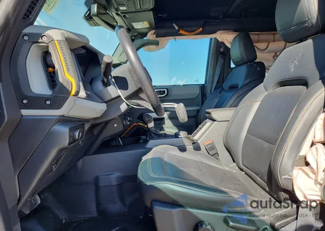 2022 Ford Bronco Base z USA, uszkodzony, nr VIN 1FMEE5DH8NLB79099